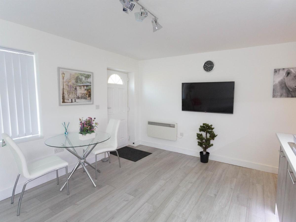 Live In Leeds Greenhill Bungalows ภายนอก รูปภาพ