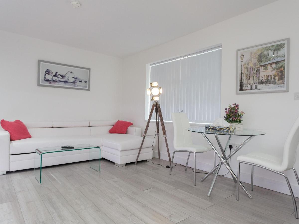 Live In Leeds Greenhill Bungalows ภายนอก รูปภาพ